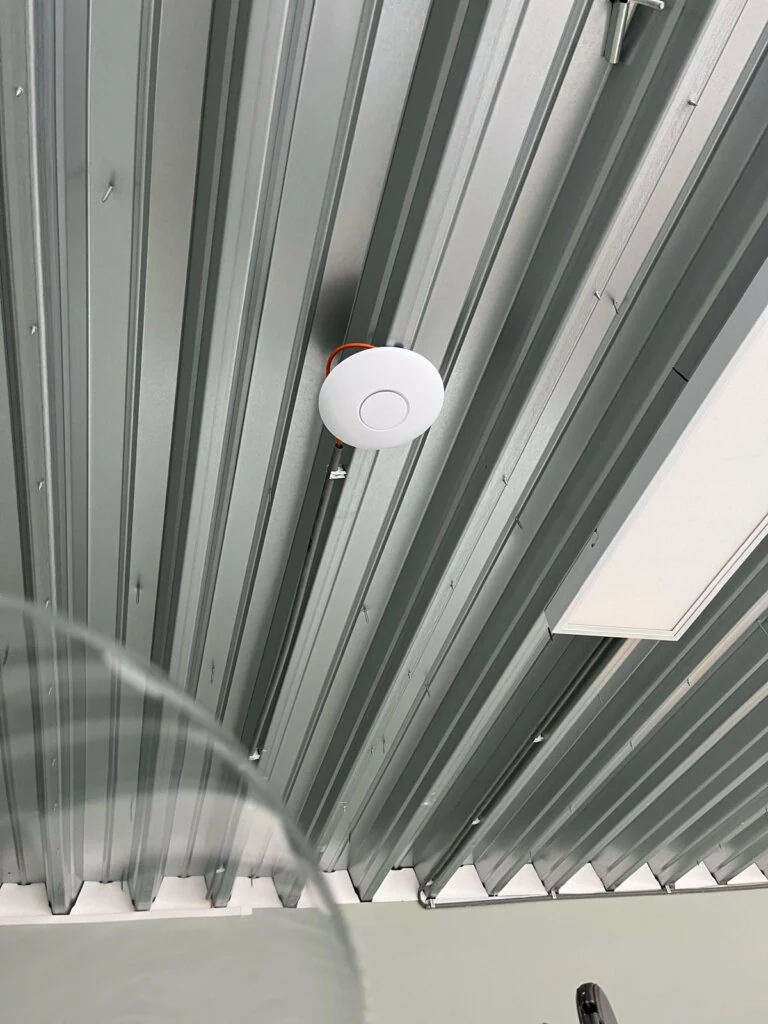 Netwerkinstallatie in een fabriek en magazijn