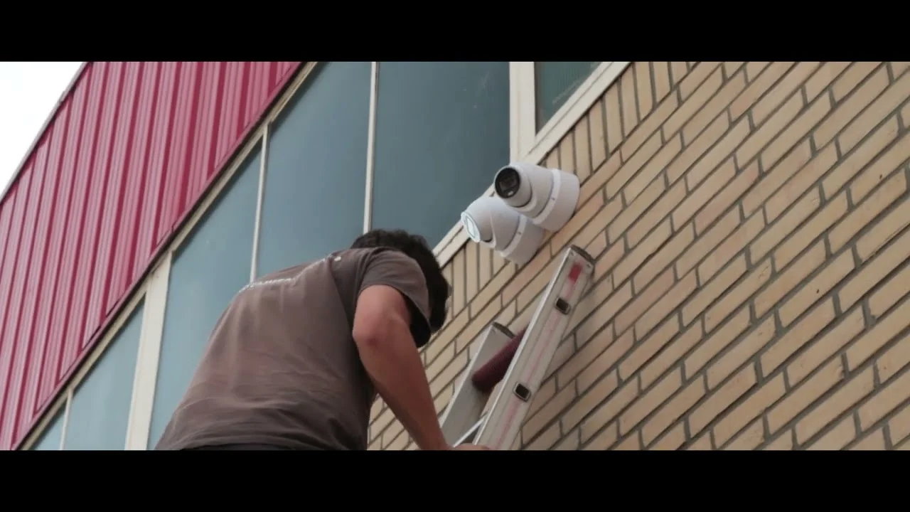 Video: onze monteur monteert een beveiligingscamera aan de gevel