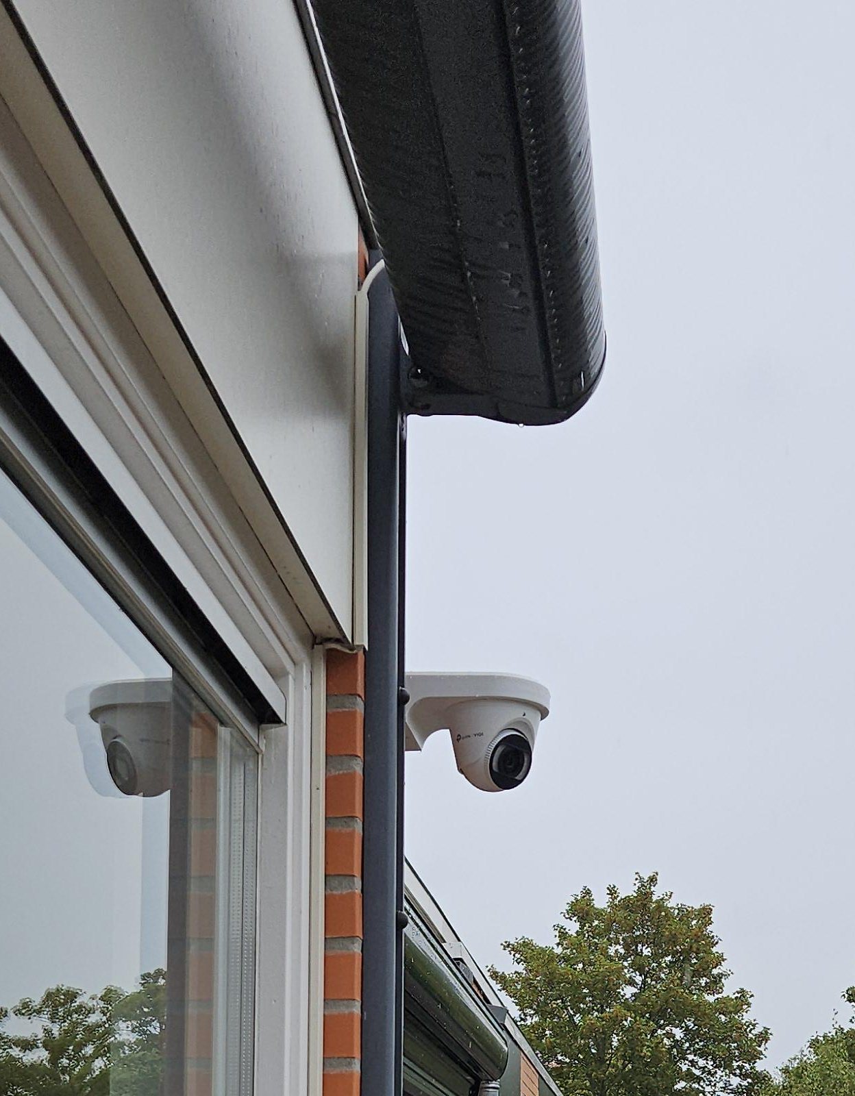 VIGI full color-camera van 8 megapixel onder de dakrand aan de achterzijde van de woning