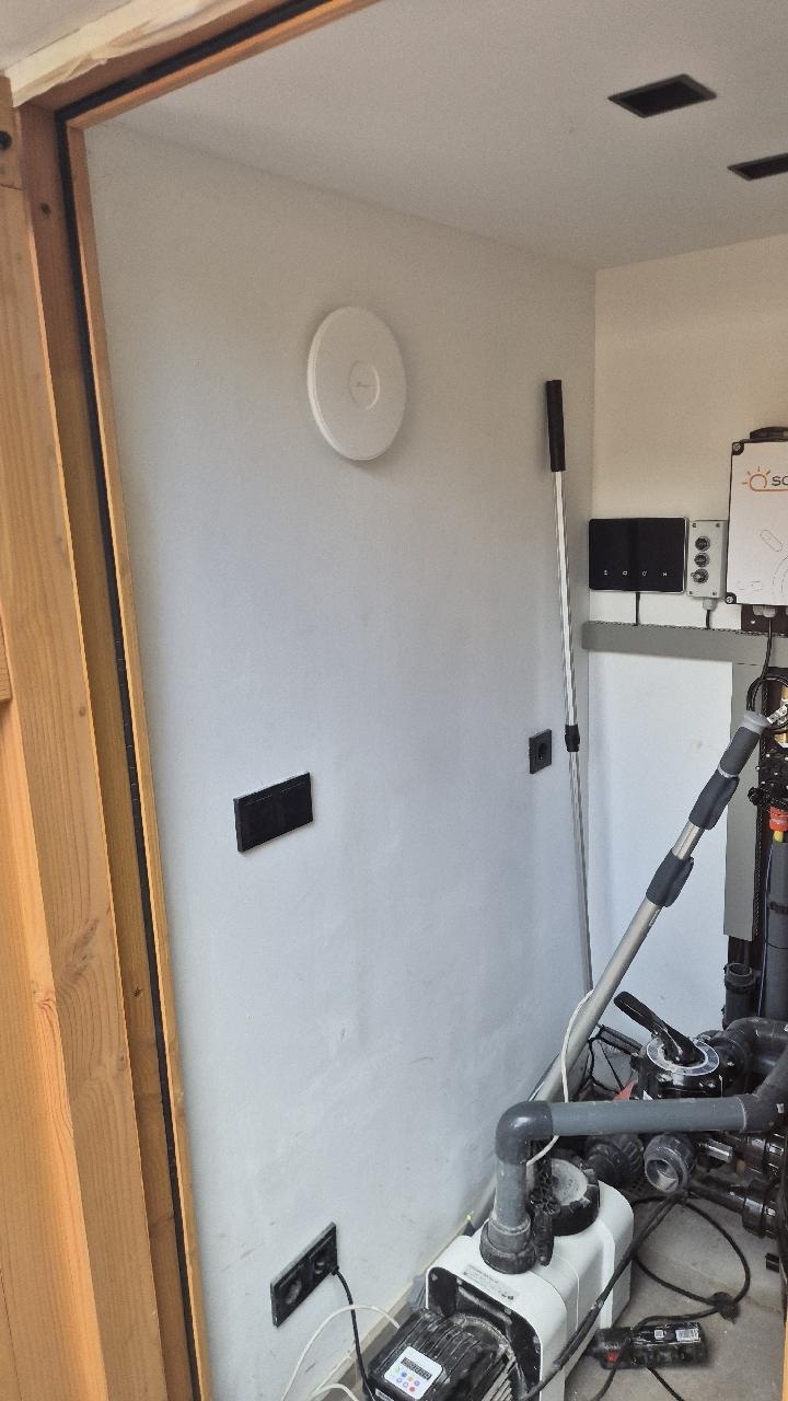 Rond wifi-accesspoint aan de wand van de technische ruimte