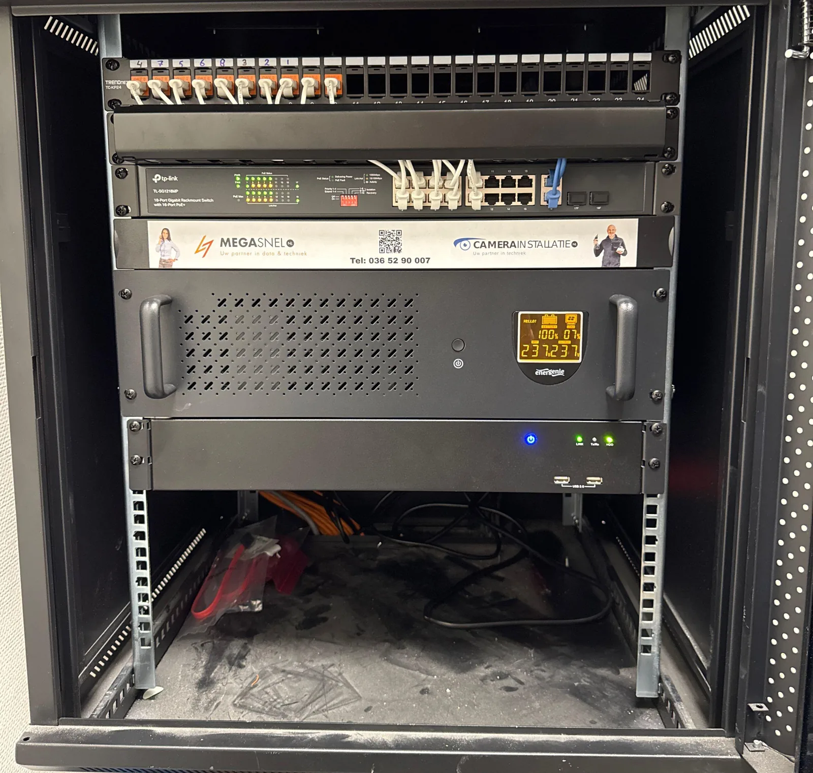 19 inch-kast met patchpaneel, PoE-switch, UPS en de Nx Witness-server