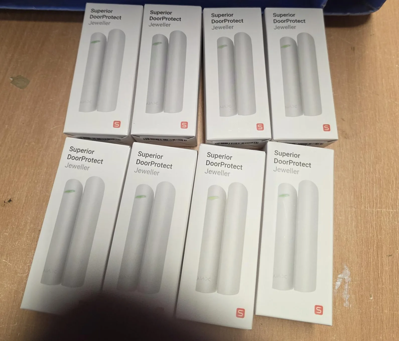 Acht dozen Ajax Superior DoorProtect op een rij, klaargezet voor de woning in Maarn
