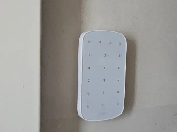 Draadloos AirShield-codepaneel aan de wand bij de entree van een woonhuis