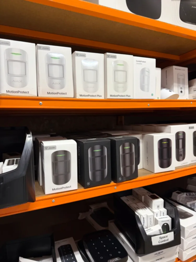 Bewegingsmelders, wit en zwart, op voorraad bij CameraInstallatie.nl