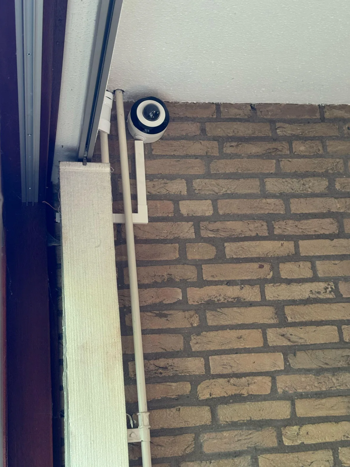 Kleine Ajax-camera binnen in een hoek