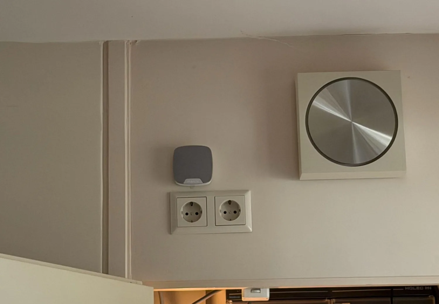 Ajax Superior HomeSiren aan de wand in de gang, boven een dubbel stopcontact, bij een woning in Kropswolde