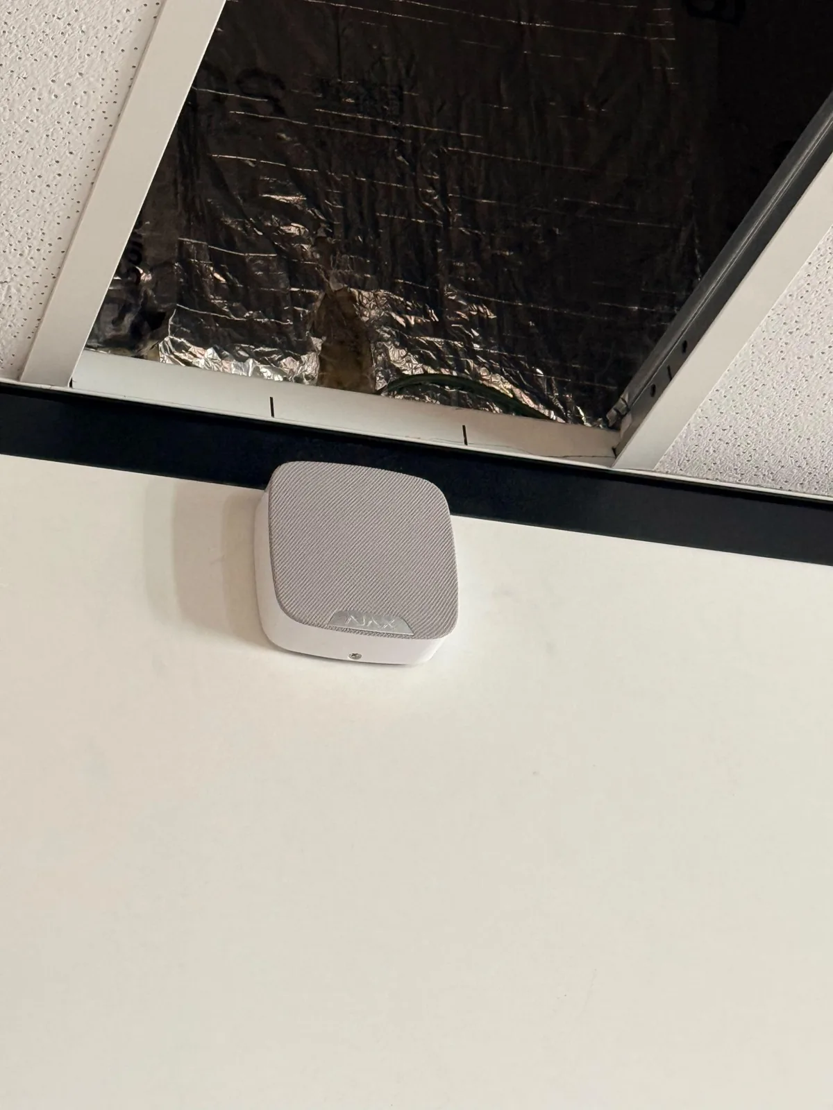 Sirene onder het systeemplafond tijdens het aansluiten, in Amsterdam