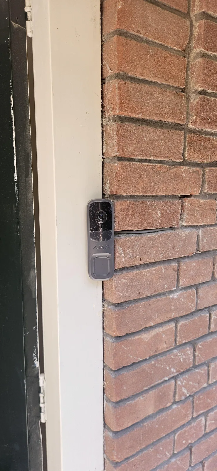 Videodeurbel naast een voordeur, bij een woning in Zeist