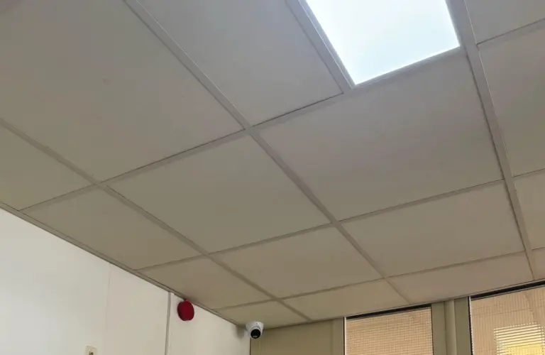 VIGI-turretcamera in de hoek van een groepsruimte van een kinderopvang in Lelystad, onder het systeemplafond