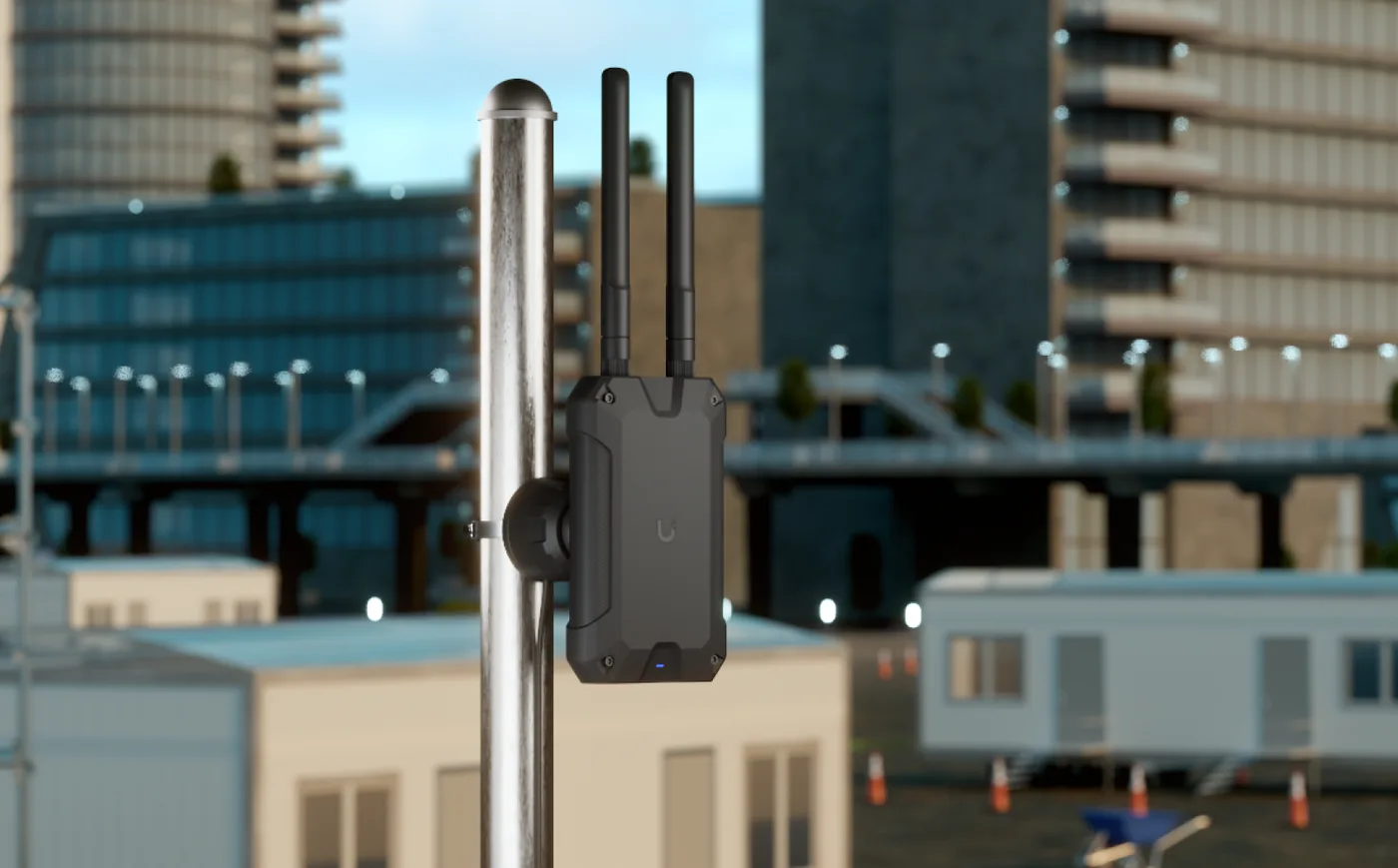 UniFi U7 Industrial met omni-antennes aan een paal bij een bouwterrein