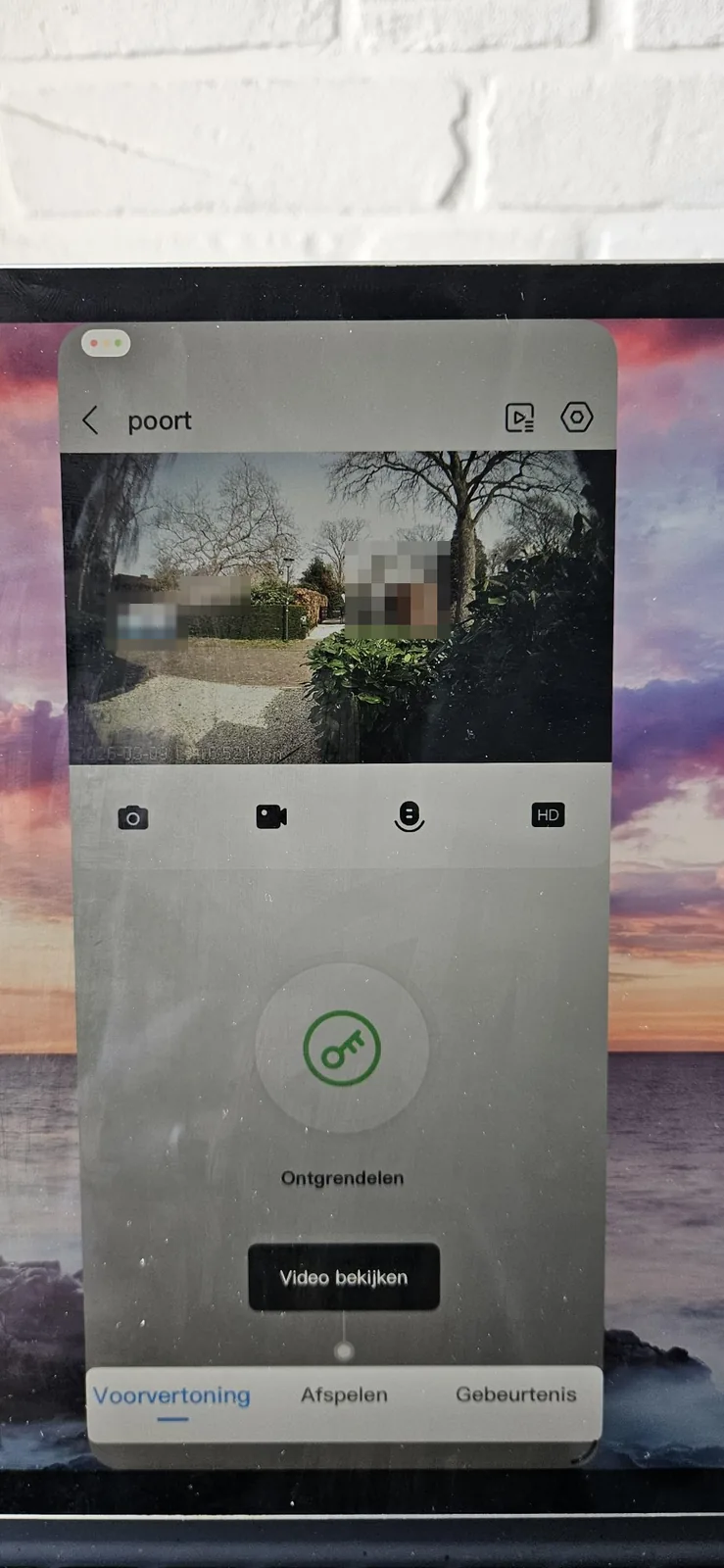 Dahua DMSS-app op de telefoon met live beeld van de poort en de knop Ontgrendelen