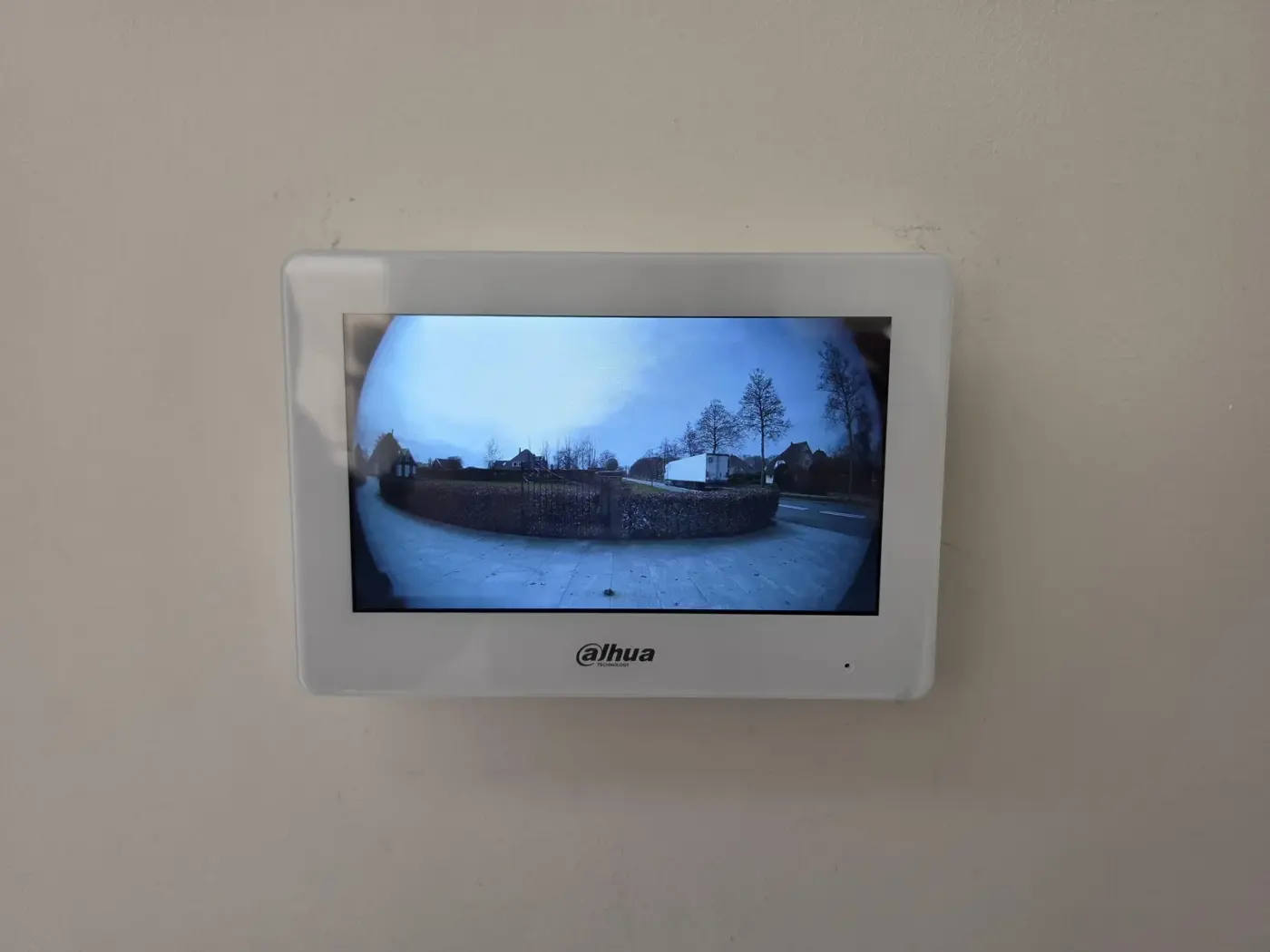 Witte Dahua-binnenpost aan de muur in een woning in Heerhugowaard