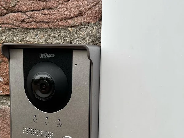 Dahua-buitenpost met regenkap naast de voordeur van een woning in Almere