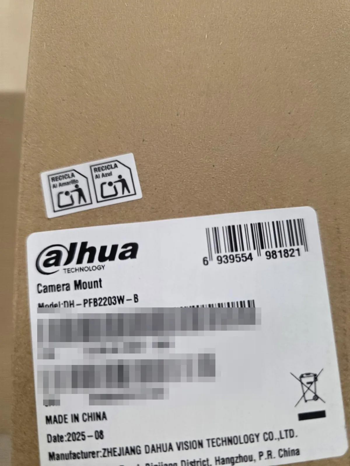 Doos van een Dahua-montagebeugel, klaargelegd voor de vijfde camera