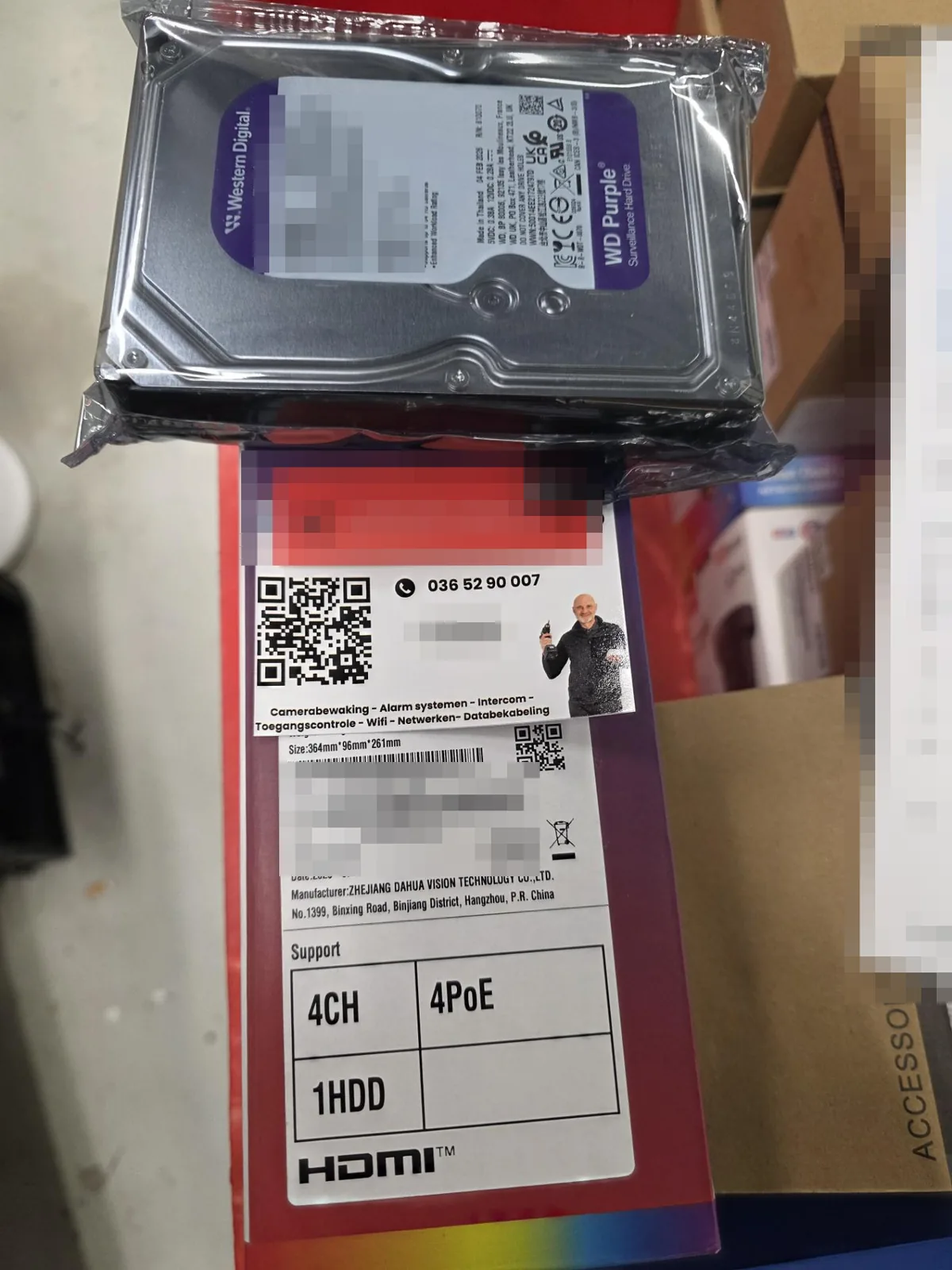 Doos van een Dahua-recorder met 4 kanalen en 4 PoE-poorten, met een WD Purple-schijf van 4 TB erop