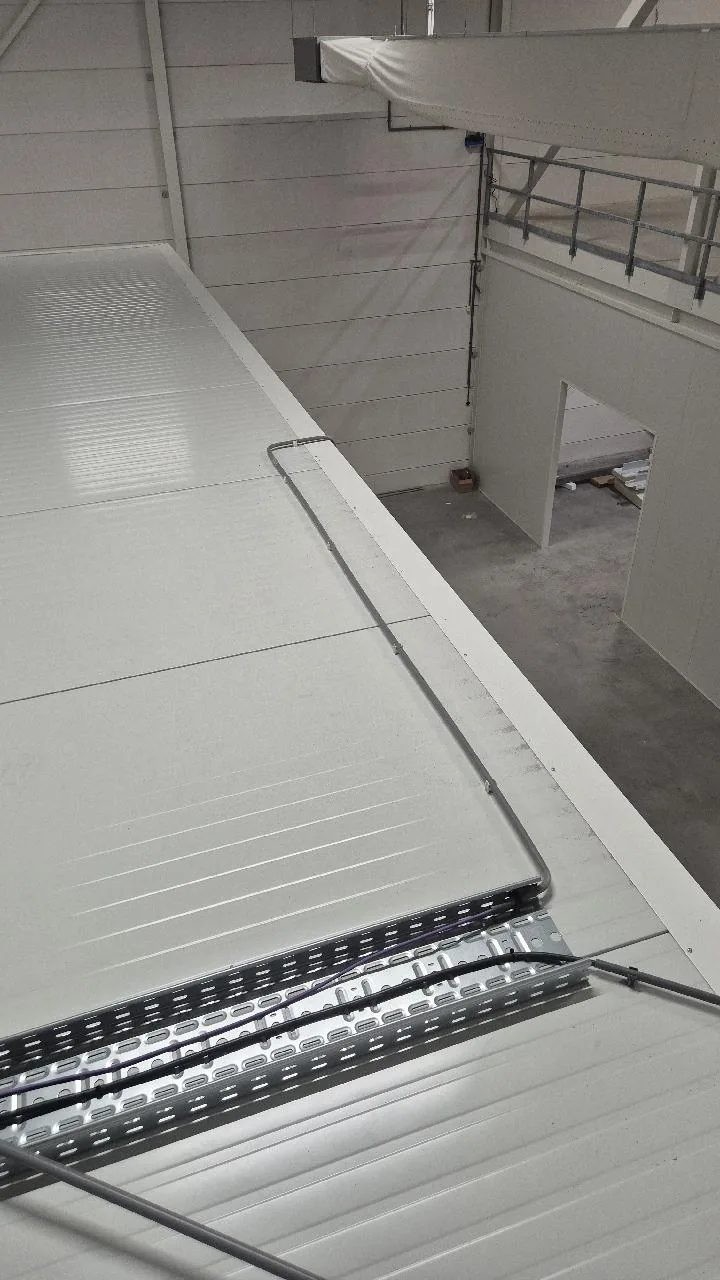 Kabelbuis die over het dak van een koelcel naar de kabelgoot loopt