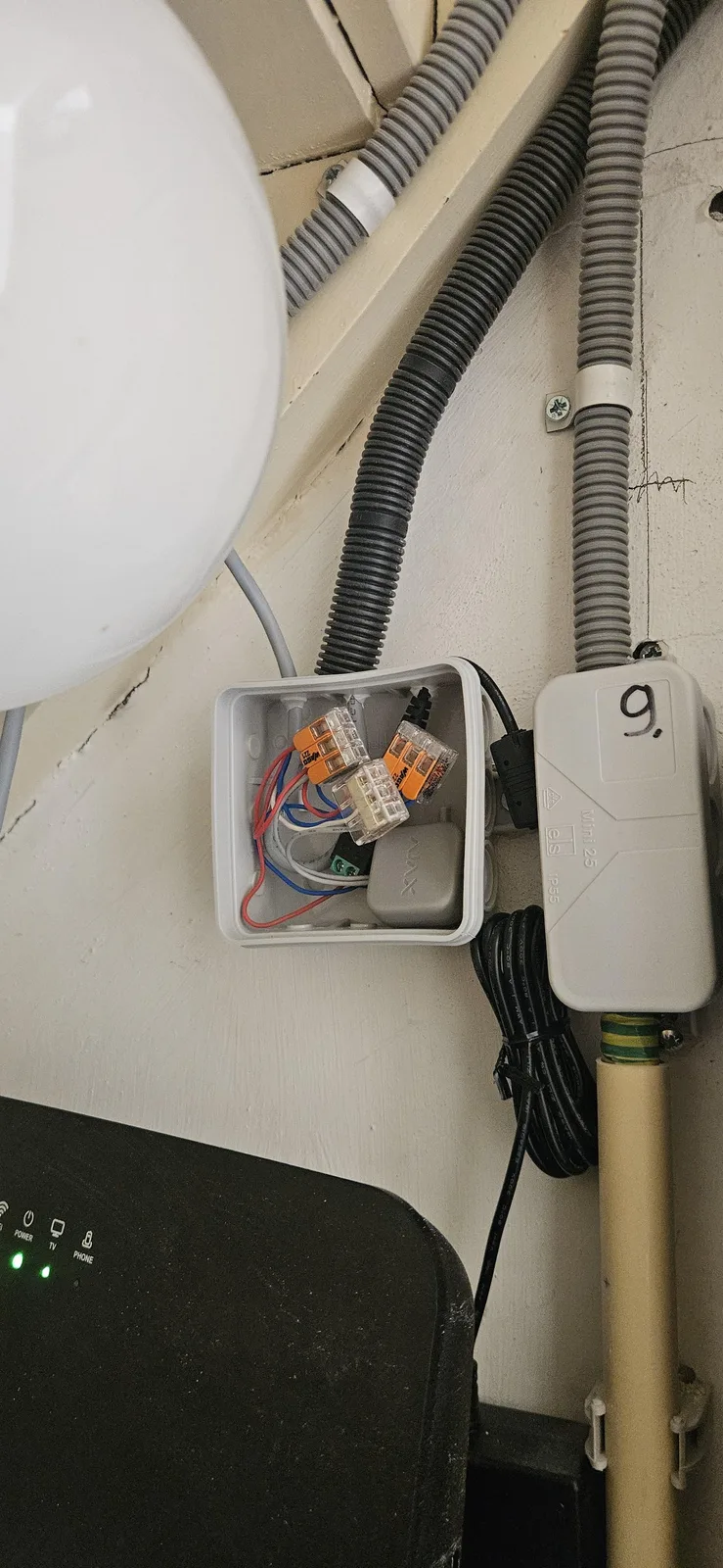 Lasdoos met Wago-klemmen en de Ajax-adapter in de meterkast