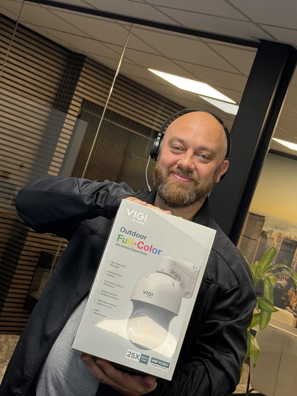 Marc Herdes met de doos van de VIGI InSight PTZ5425