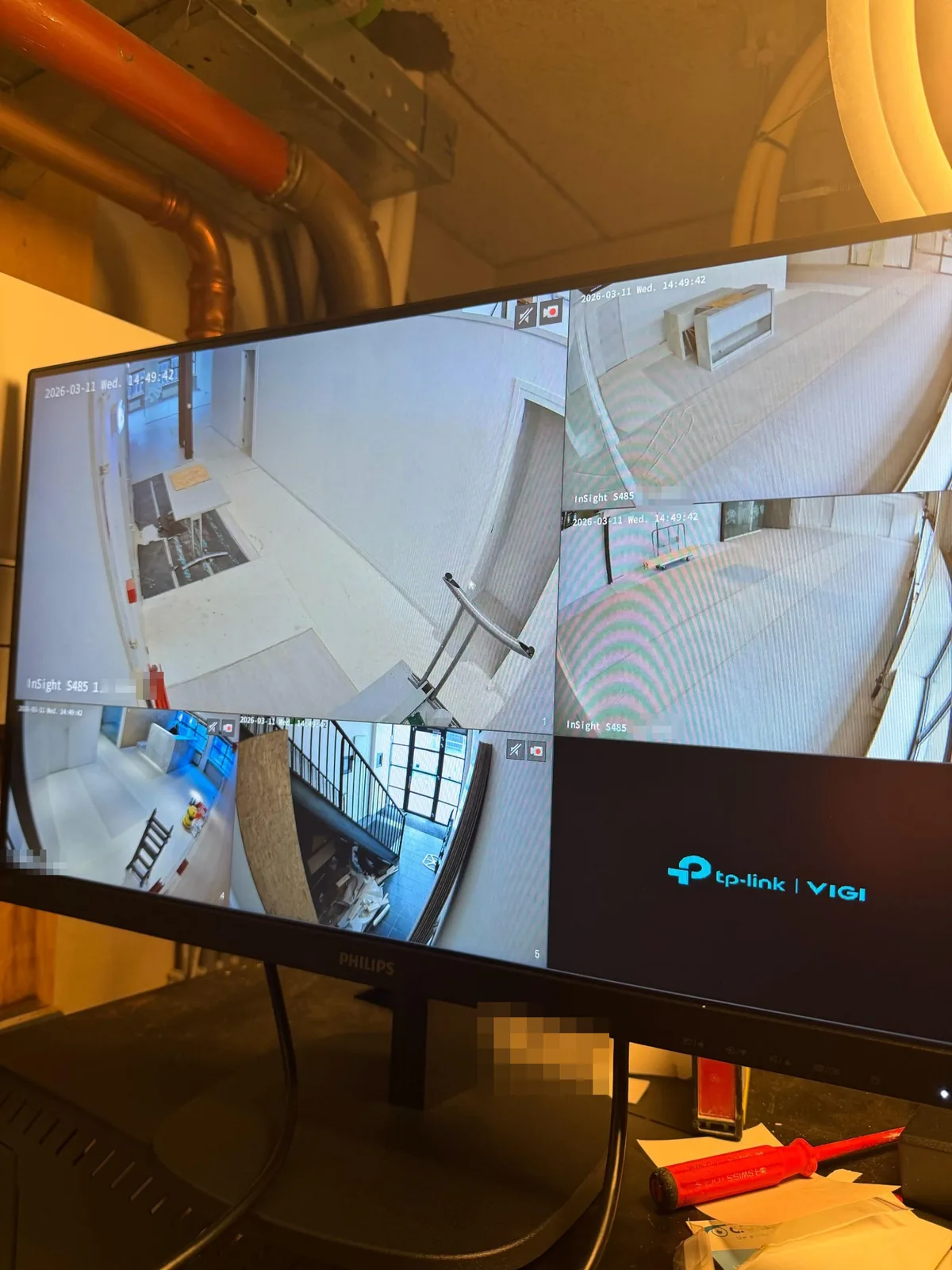 Monitor met beelden van VIGI InSight S485-camera's en het VIGI-logo