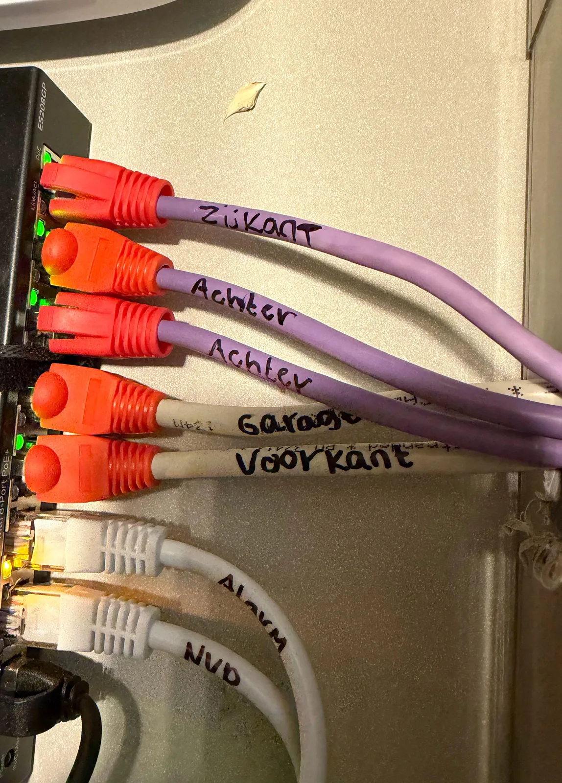 Kabels in de switch met de hand gelabeld: zijkant, achter, garage, voorkant, in Kropswolde