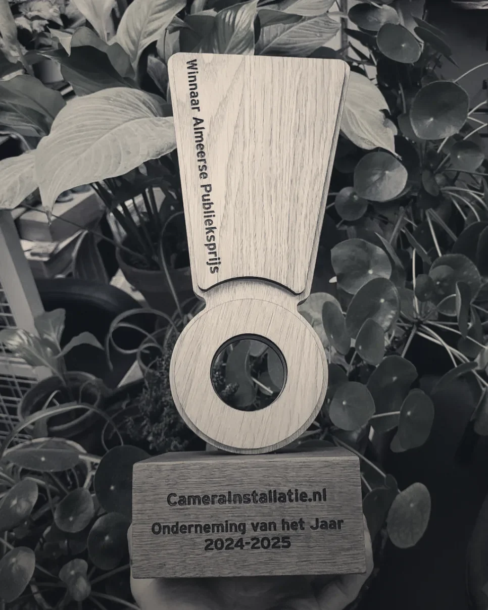 Houten trofee met de tekst Winnaar Almeerse Publieksprijs, CameraInstallatie.nl, Onderneming van het Jaar 2024-2025