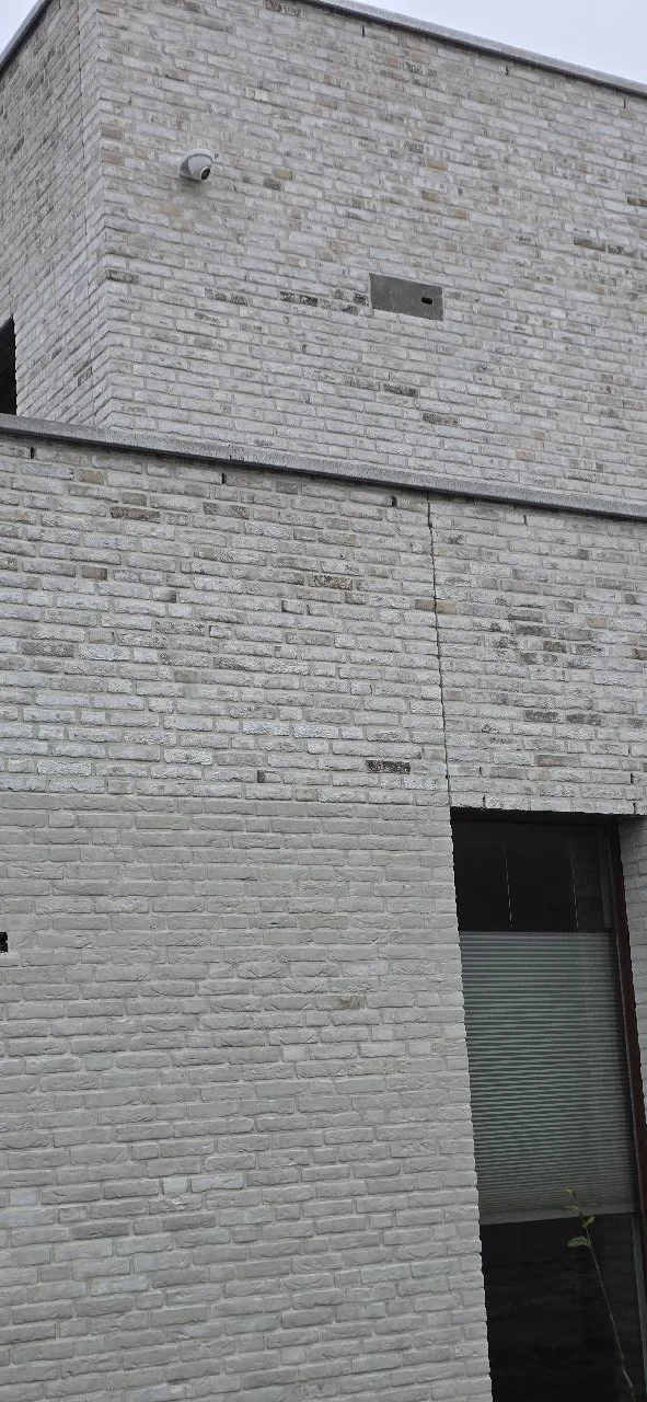 Witte Dahua-turret op de bovenste bouwlaag van een nieuwbouwwoning in Cruquius, ruim boven de ramen