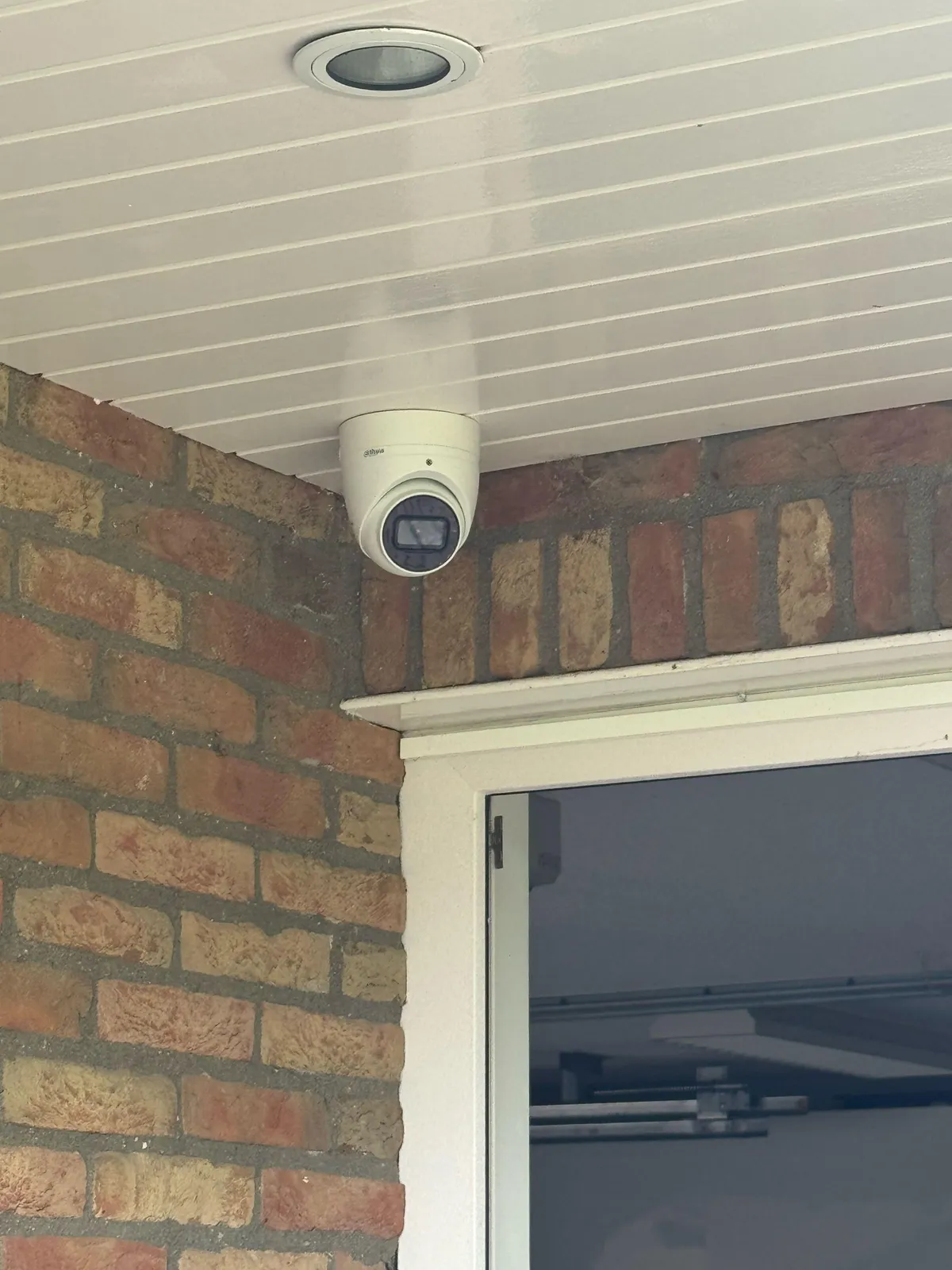 Een woning met rieten dak in Lelystad: vier camera’s