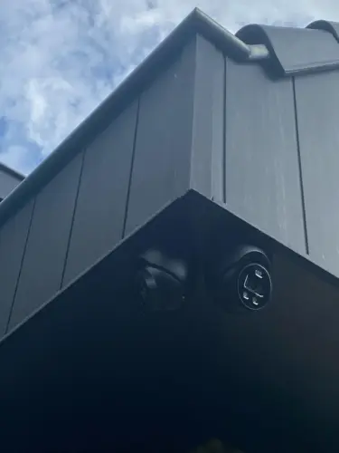Twee Dahua-camera's onder het overstek van een woning