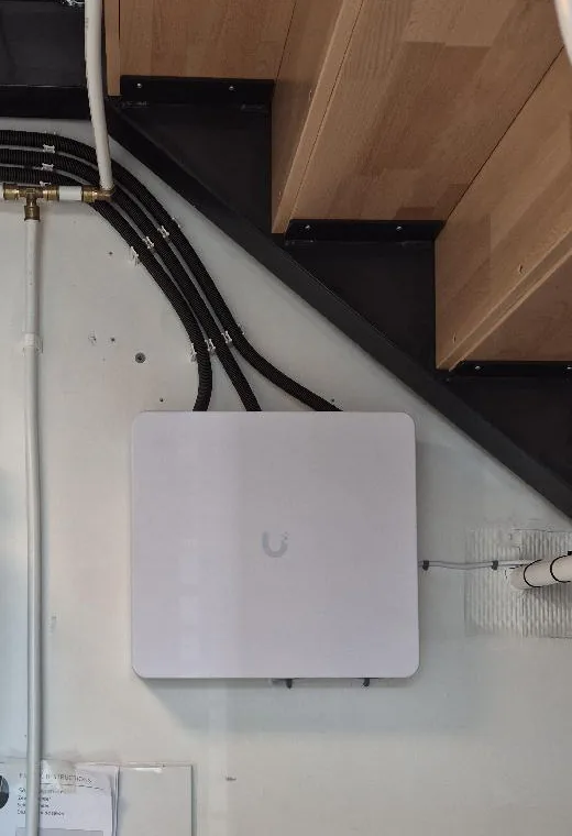 UniFi Access-hub aan de wand onder een trap