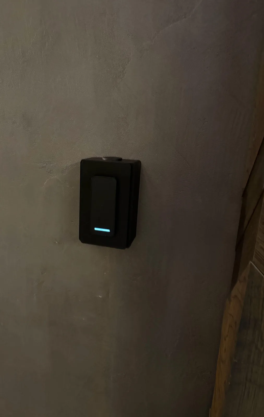 Zwarte UniFi G3 Reader met blauwe ledstreep op een grijze betonlook-wand