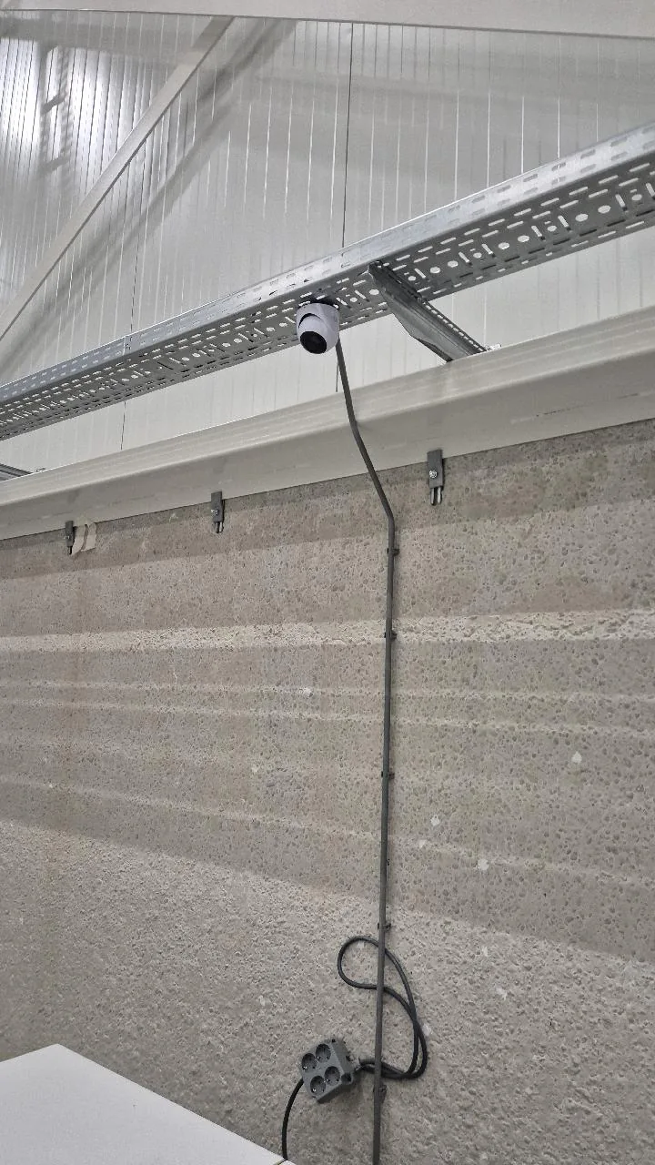 Witte UniFi G6 Turret onder een kabelgoot