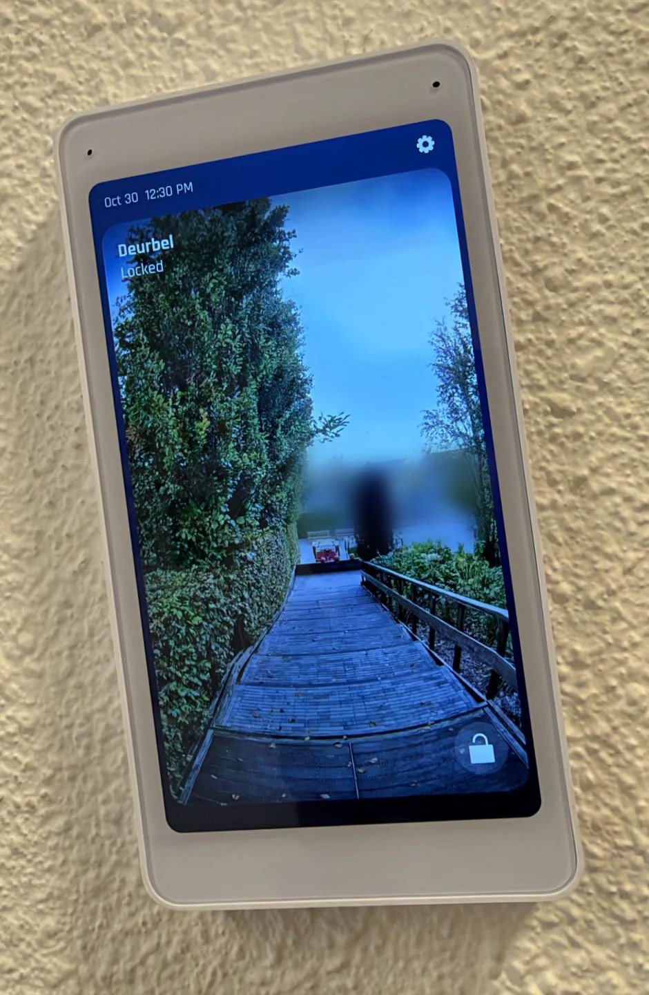UniFi Intercom Viewer binnen in rust, met het livebeeld van de deurbel en een slotknop rechtsonder