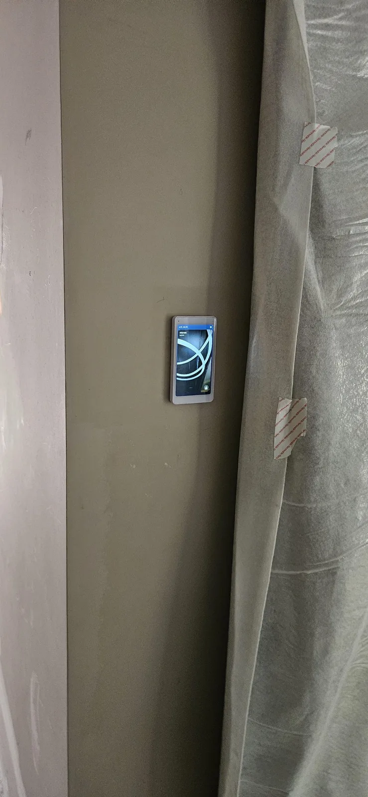 UniFi Intercom Viewer binnenscherm aan een muur in de hal
