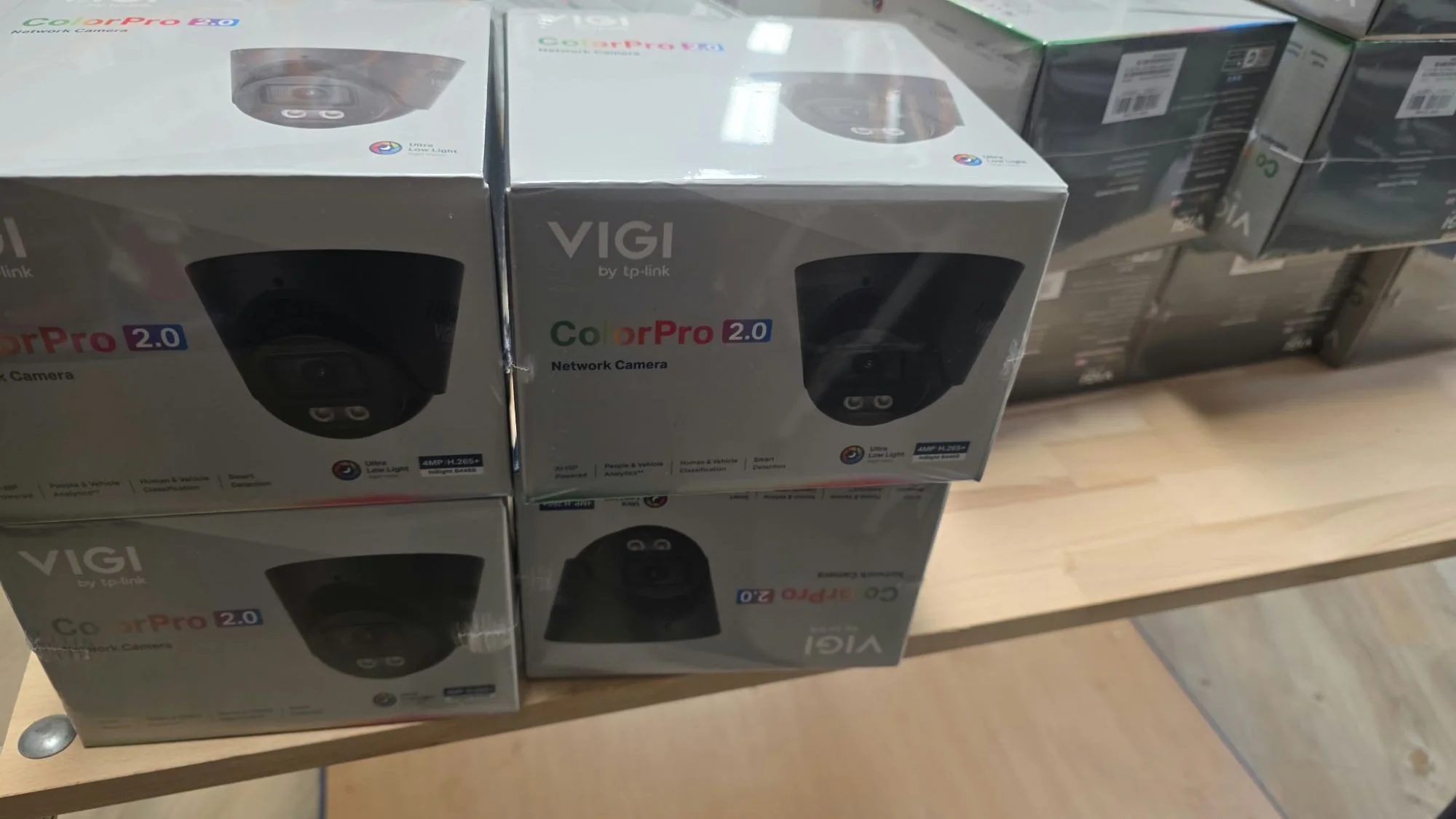 Dozen met zwarte VIGI ColorPro 2.0 4MP turretcamera's van TP-Link op tafel bij CameraInstallatie.nl, de eerste palletlevering