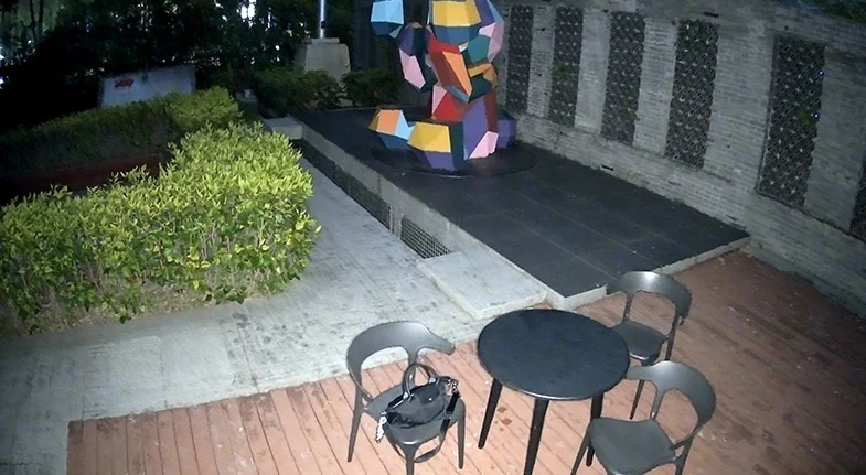 Terras bij nacht in kleur gefilmd