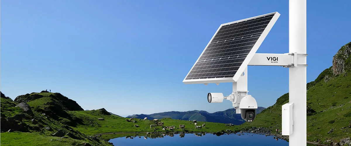 VIGI-zonnesysteem SP9030 aan een paal in een weiland, met een bullet- en een PTZ-camera