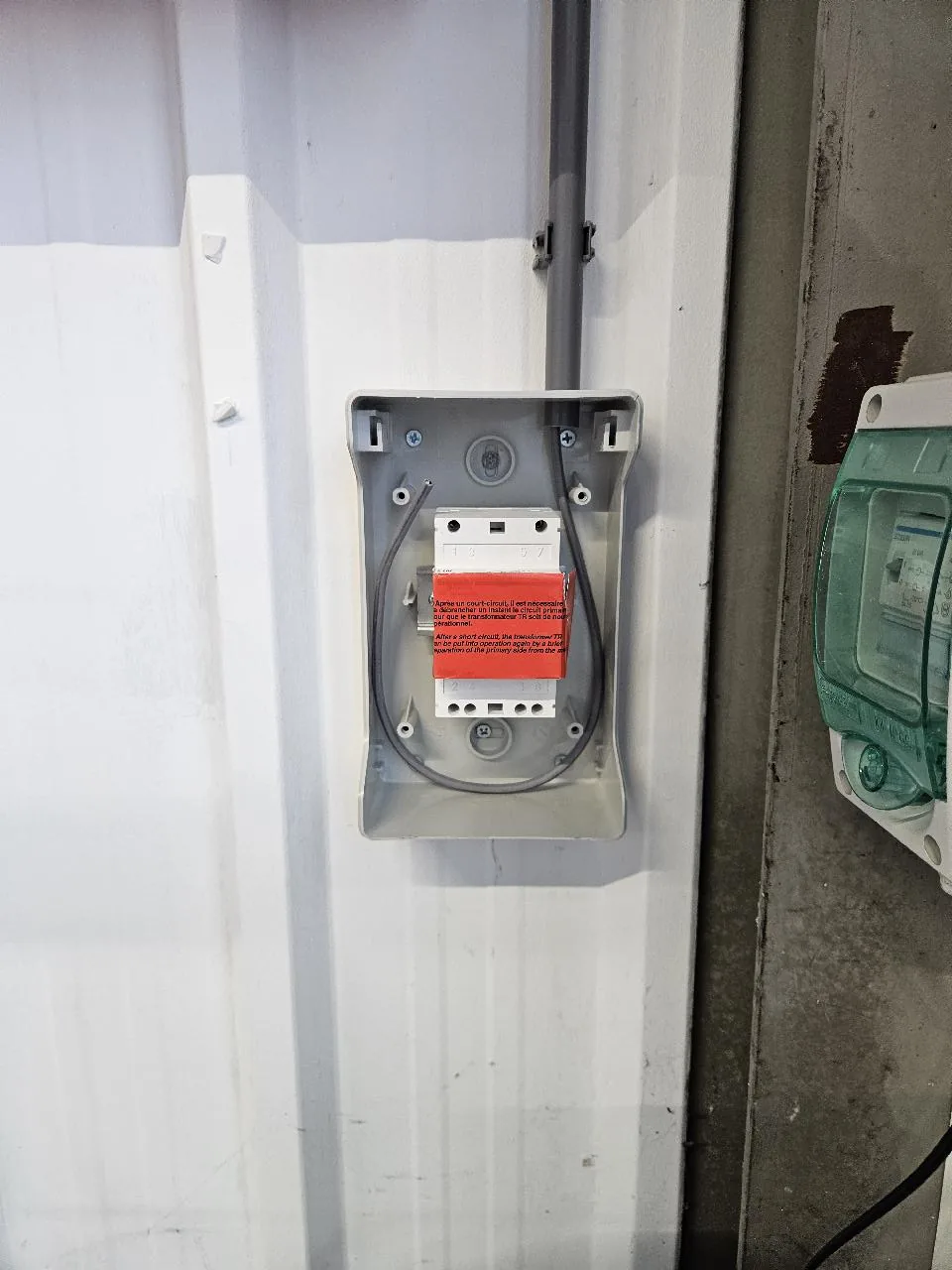 Opbouwkastje met het relais en de zekering voor het magneetslot, aan de wand naast de bestaande groepenkast